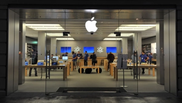 Необычный инцидент в Apple Store: фанат уронил iPhone 17 Pro перед Тимом Куком