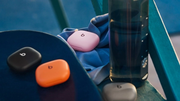 Beats заряжает спорт: Powerbeats Fit — наушники, которые держатся крепче, чем твоя мотивация в зале