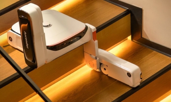 Roborock Saros Rover: робот-пылесос с ногами, который сам поднимается по лестнице и моет ступеньки