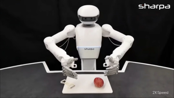 Гуманоидный робот Sharpa впервые самостоятельно почистил яблоко — и это впечатляет