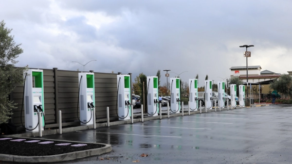 Компания BYD активно тестирует сверхмощные зарядные станции рекордной мощности 1500 кВт