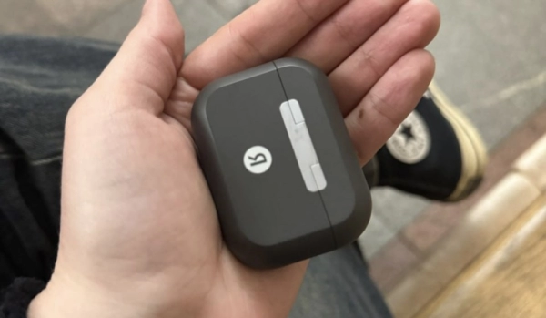 Прототип наушников «Яндекс Дропс» с ИИ-Алисой нашли в московском метро